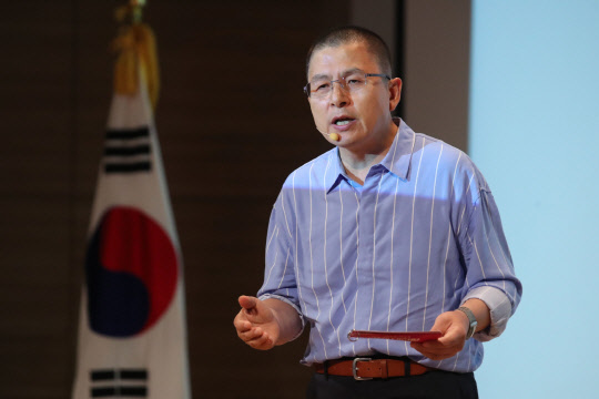 황교안 자유한국당 대표가 22일 국회 의원회관에서 열린 '민부론' 발간 국민보고대회에서 프리젠테이션을 하고 있다. 연합뉴스